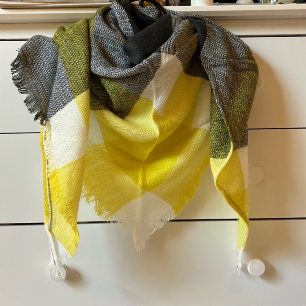 ☃️ Boutique Black & Yellow Blanket Scarf